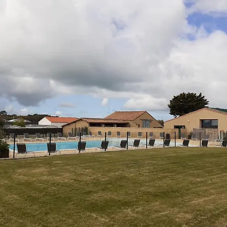 Шале Near The Sea With Garden And Shared Pool *